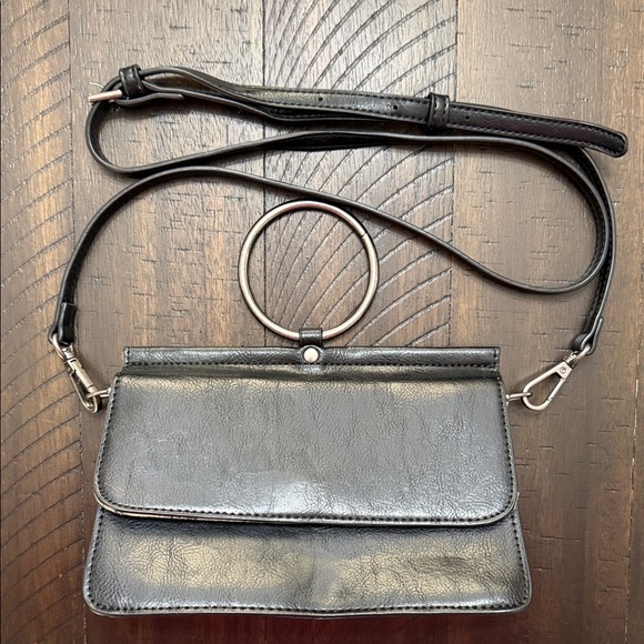 Handbags - Elegant Black Leather Crossbody Bag